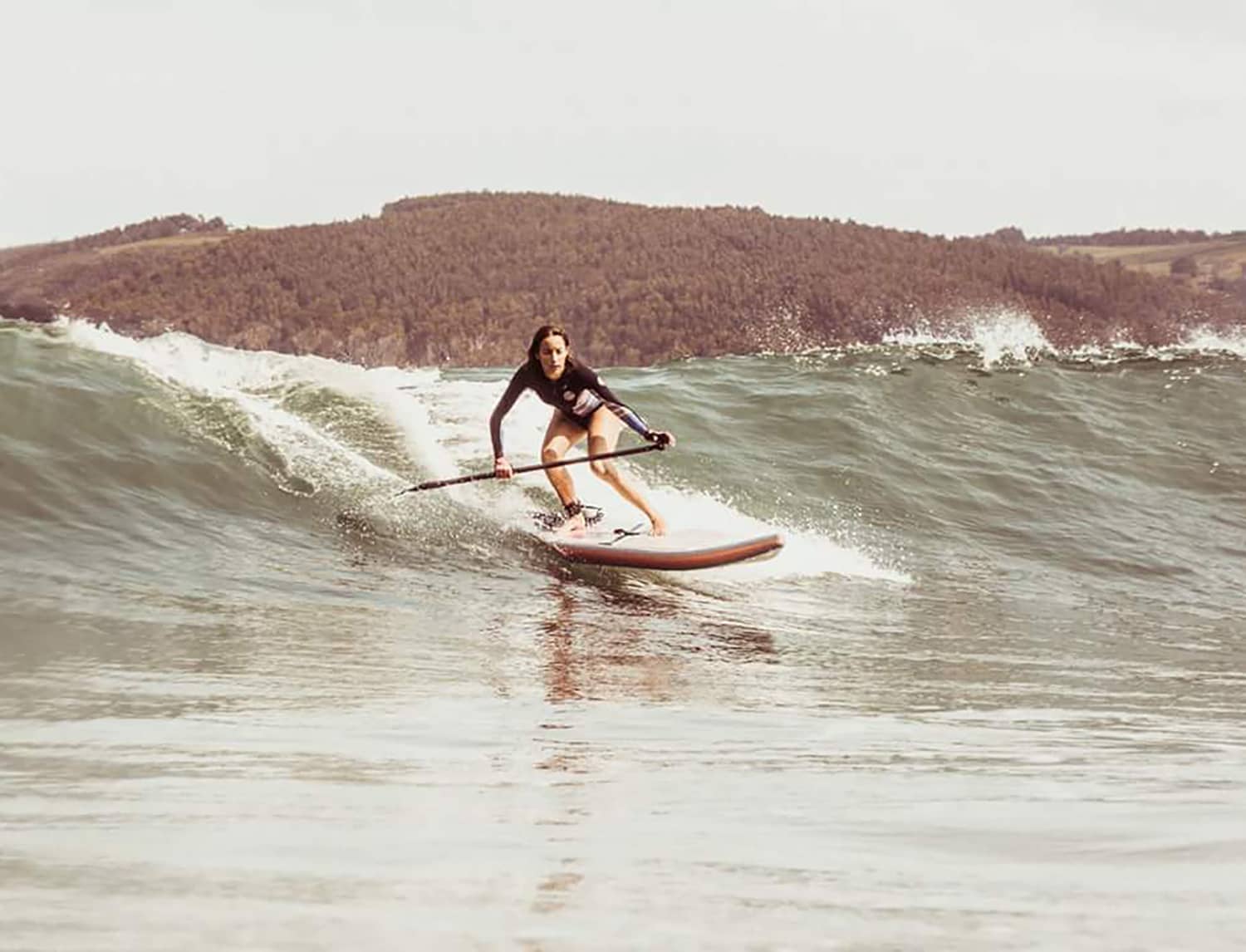 Surfista con tabla wave SPS surfeando una ola que empieza a romper